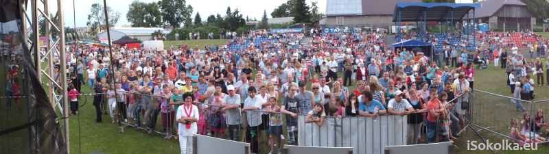 Licznie zebrana publiczność pod sceną (iSokolka.eu)