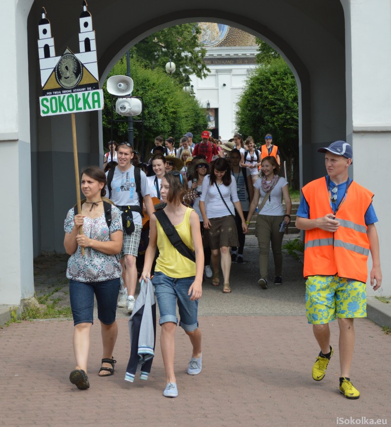 Pątnicy wyruszają sprzed kościoła pw. św. Antoniego w Sokółce (iSokolka.eu)