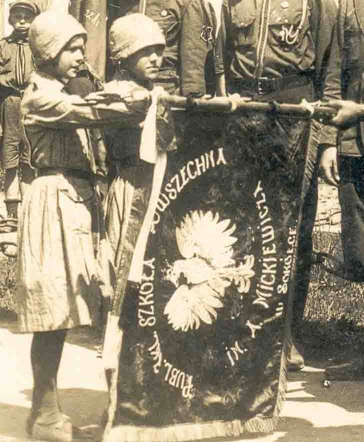 Sztandar Szkoły Powszechnej w Sokółce. Fotografia sprzed wojny