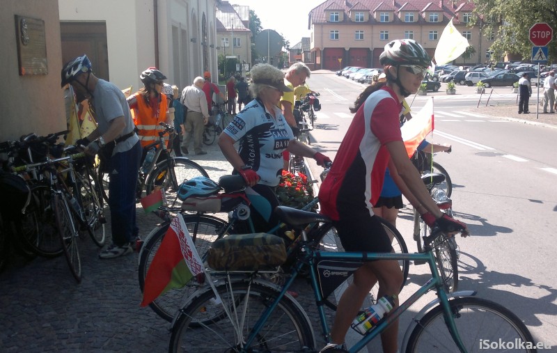 Rowerzyści wyjechali sprzed Muzeum Ziemi Sokólskiej (iSokolka.eu)