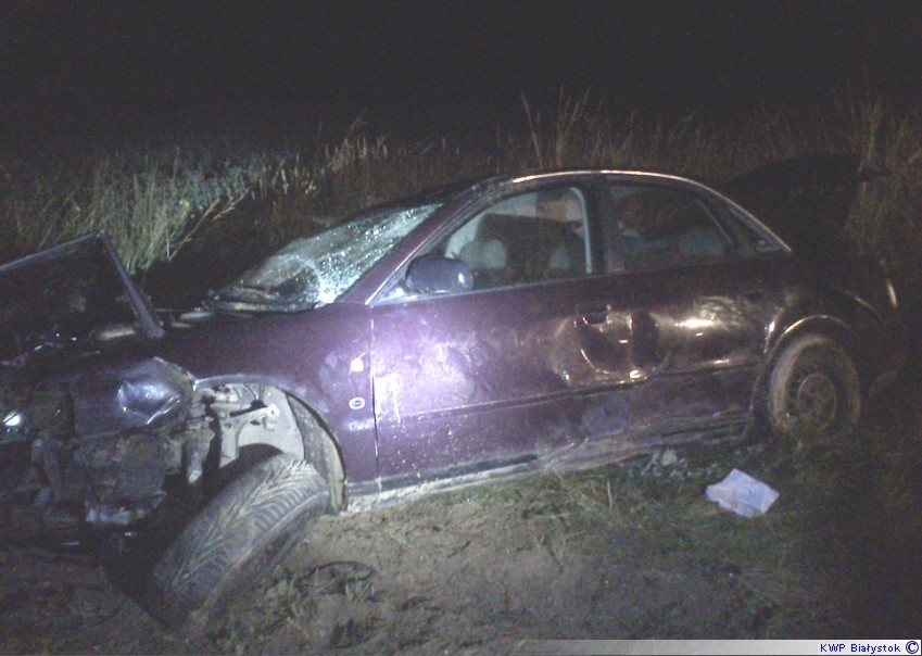 Tak wyglądało audi po dachowaniu pod miejscowością Krasne (podlaska.policja.gov.pl)