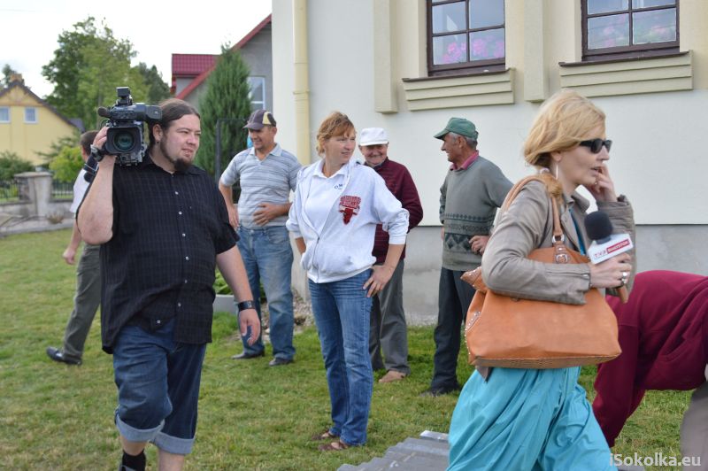 Prace mieszkańców podglądali też dziennikarze Telewizji Białystok (iSokolka.eu)