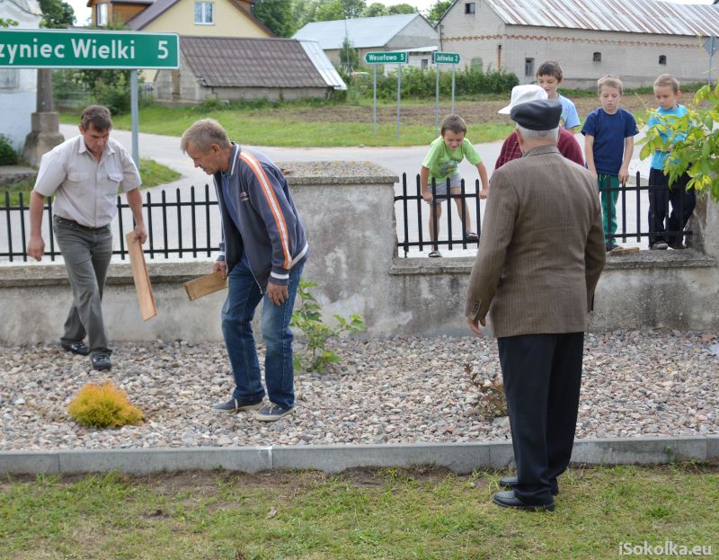 Mieszkańcy wspólnie uporządkowali teren wokół kaplicy (iSokolka.eu)