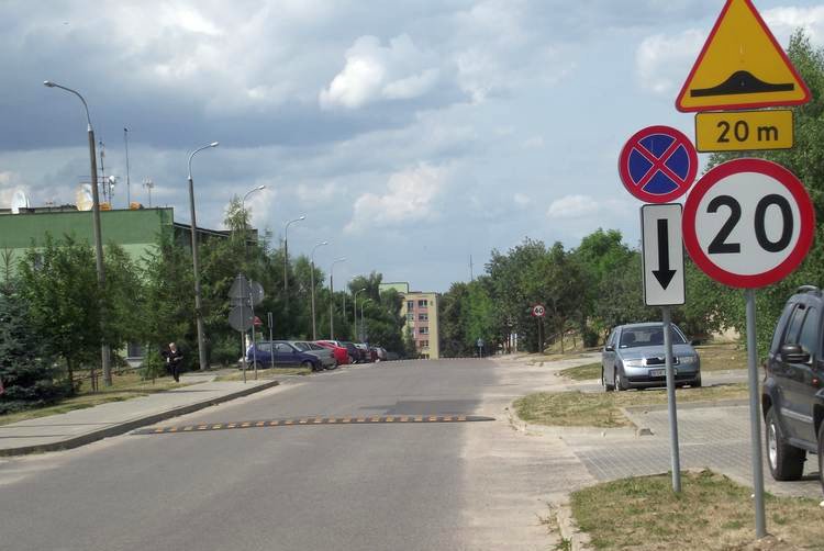 Próg na ulicy Sulika (dabrowa-bial.pl)