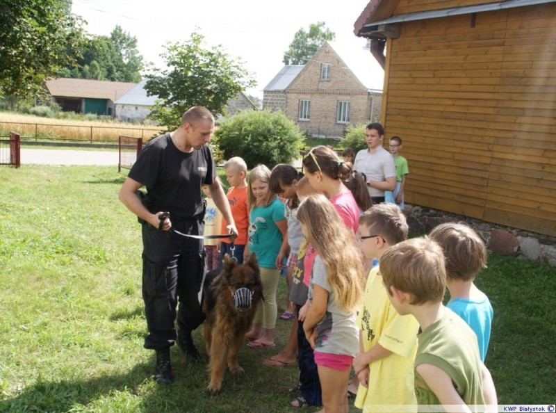 Był też pokaz umiejętności psa służbowego (podlaska.policja.gov.pl)