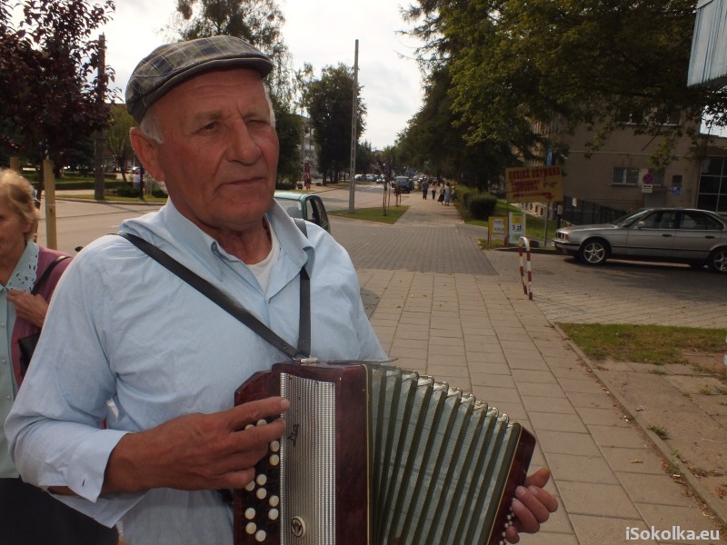 Pan Józef sam nauczył się grać na akordeonie (iSokolka.eu)