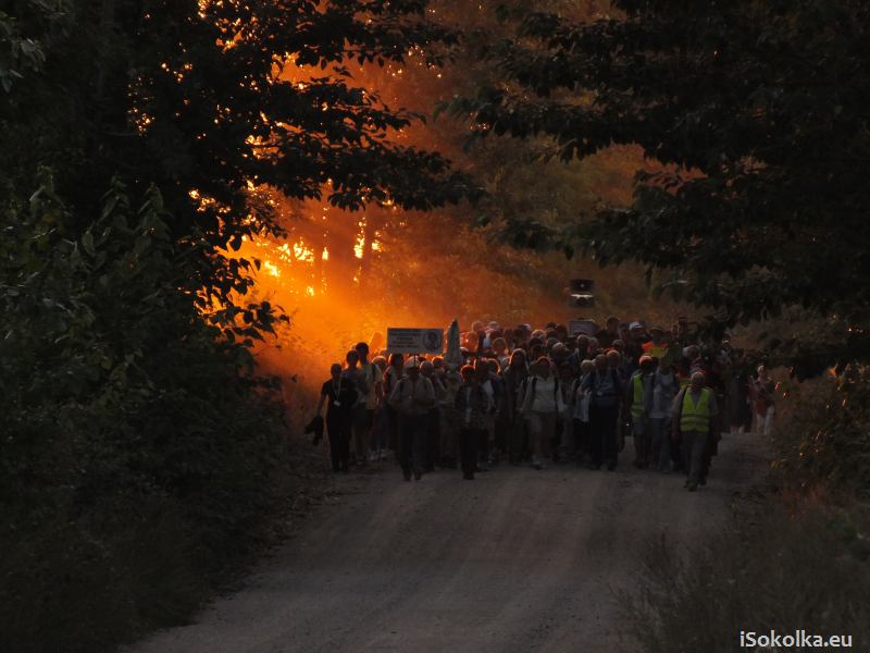 Pielgrzymi wchodzą do Szudziałowa. Zdjęcie z sierpnia 2013 (iSokolka.eu)