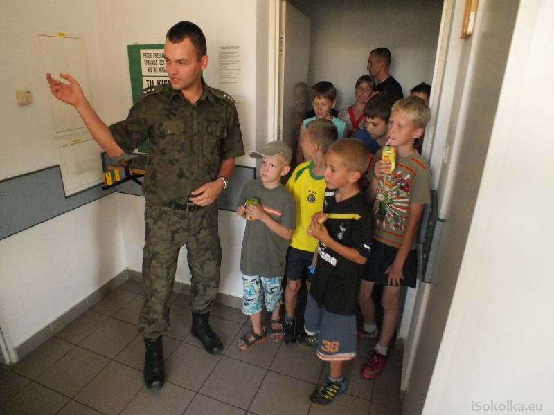 Dzieci był oprowadzane po jednostce przez funkcjonariuszy SG (iSokolka.eu)