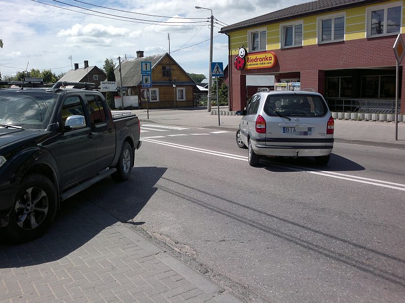 Do Biedronki można wjechać tylko skręcając w prawo (iSokolka.eu)