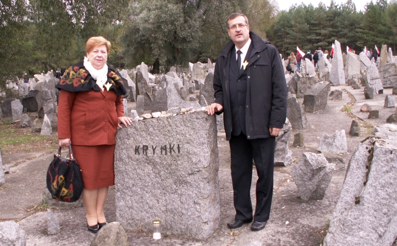 Alicja Tryzna i Bogusław Panasiuk przy głazie upamiętniającym pomordowanych z Krynek
