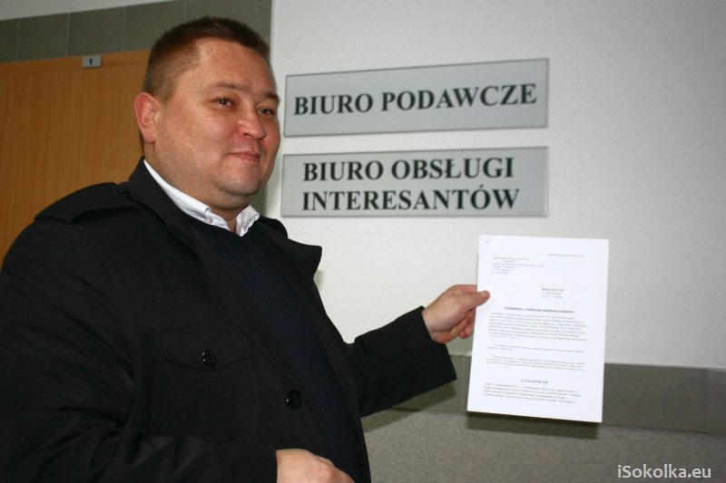 Maciej Szczęsnowicz podczas skłądania dokumentów w prokuraturze, 21 października br. (iSokolka.eu)
