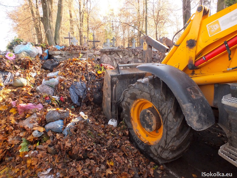 Koparka szybko zapełnia wielki kontener na odpady z cmentarza (iSokolka.eu)