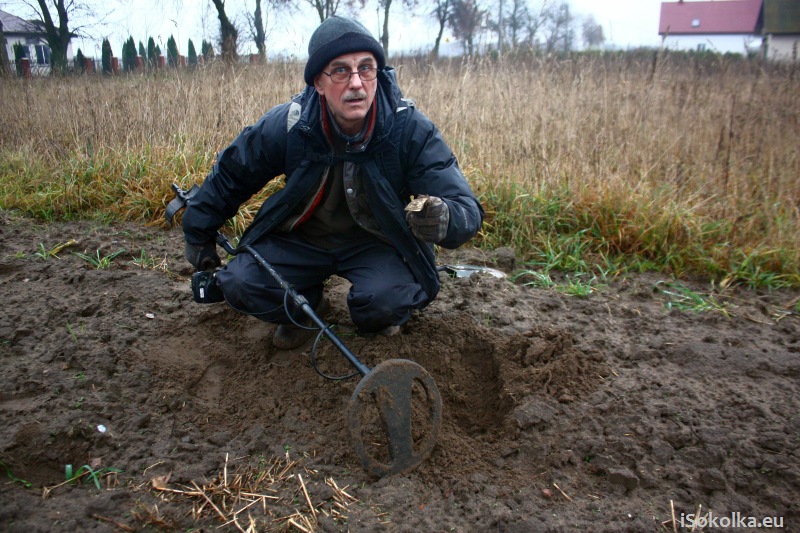 W Kraśnianach pan Janusz znalazł monetę i guzik od munduru (iSokolka.eu)