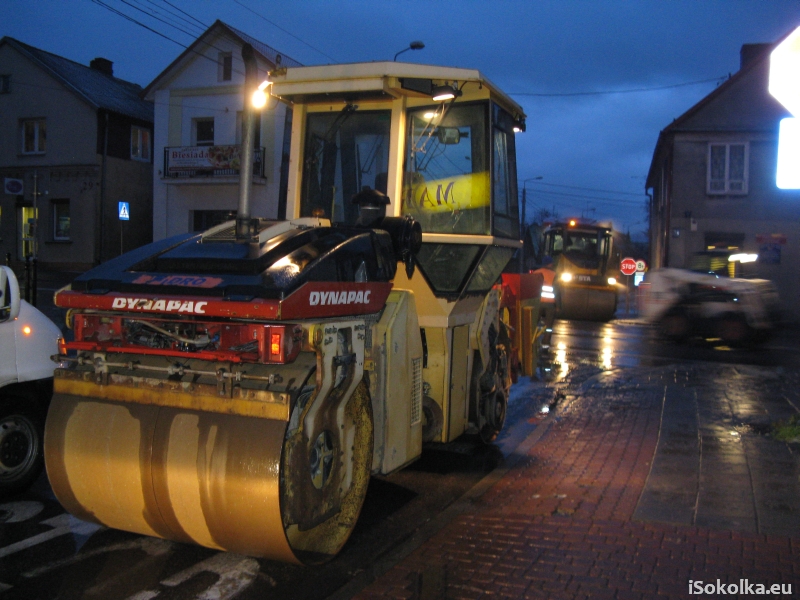 Drogowcy wylewają asfalt na ulicy Białostockiej (iSokolka.eu)