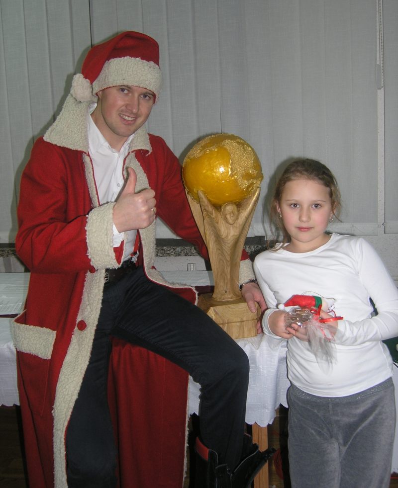 Mikołaj z repliką Pucharu Świata w Piłce Nożnej (GOKSiT Korycin)