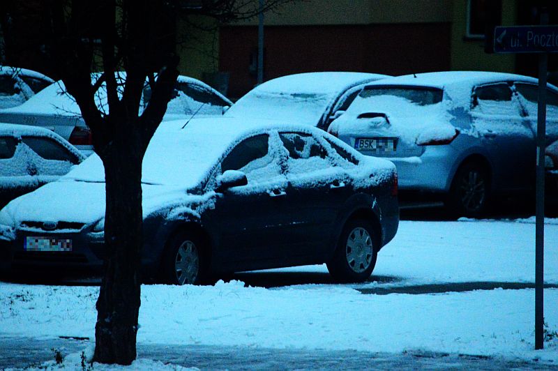 Kierowcy musieli dziś oczyścić samochody ze śniegu (iSokolka.eu)