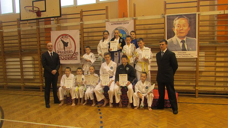Młodzi sportowcy z trenerami (PCSW w Dąbrowie)