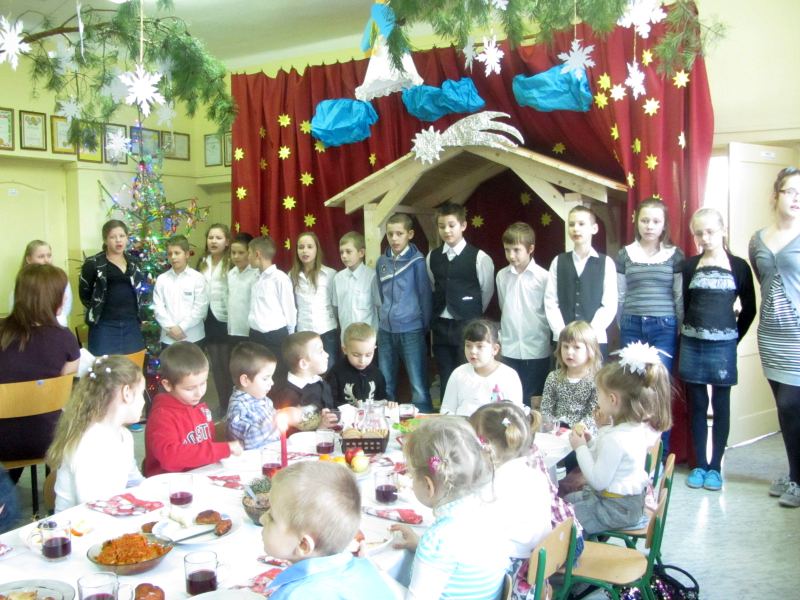 Spotkaniu towarzyszyły kolędy i pastorałki śpiewane przez dzieci (SP w Janowszczyźnie)