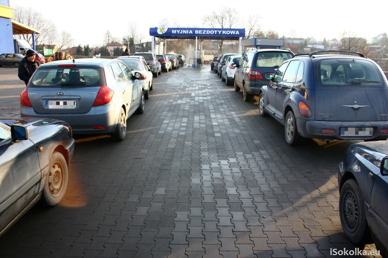 Dwie kolejki aut do automyjni (iSokolka.eu)