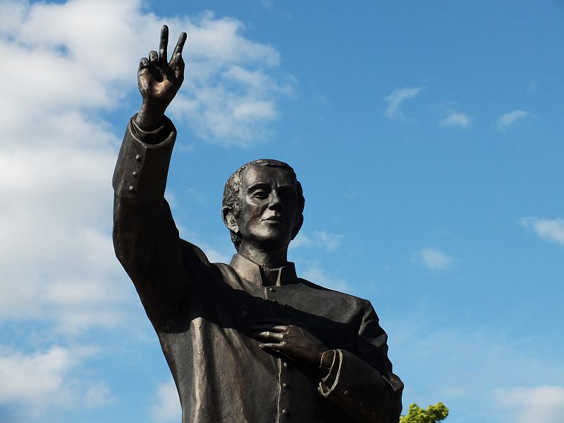 Pomnik księdza Jerzego Popiełuszki w centrum Suchowoli (iSokolka.eu)
