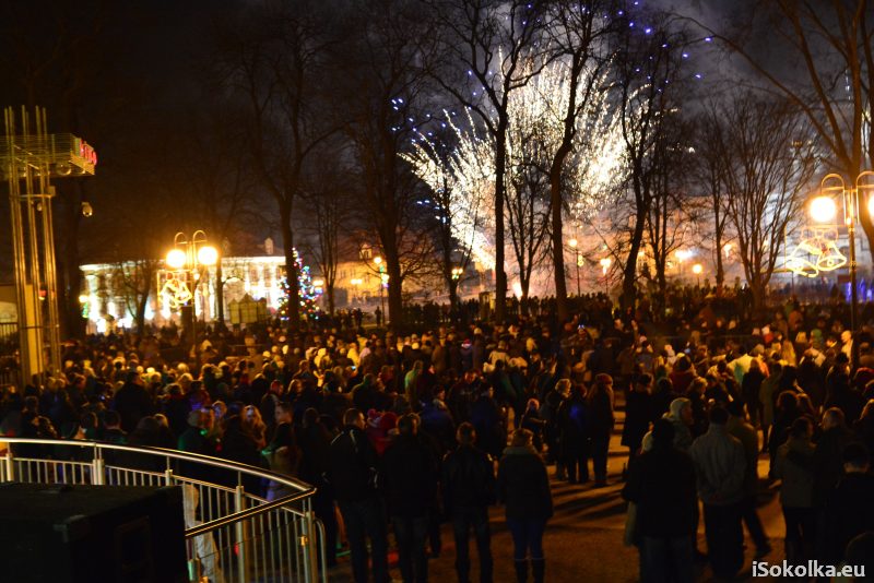 Wiele osób podziwiało pokaz fajerwerków (iSokolka.eu)