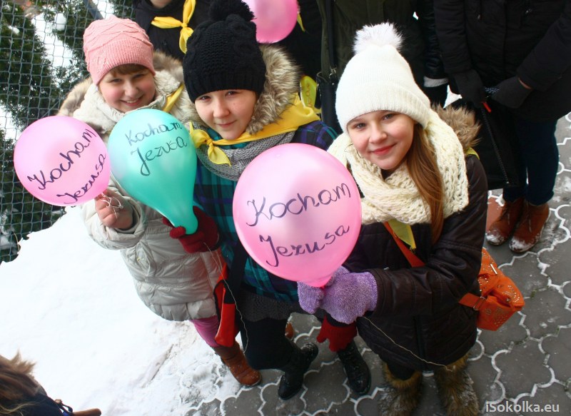 Dzieci miały baloniki z napisem <<Kocham Jezusa>> (iSokolka.eu)