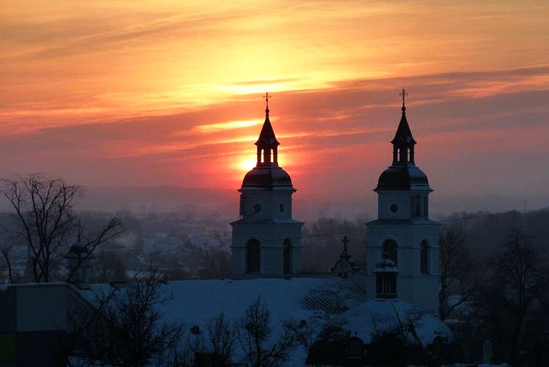 Słońce wynurza się zza horyzontu (Czytelniczka)