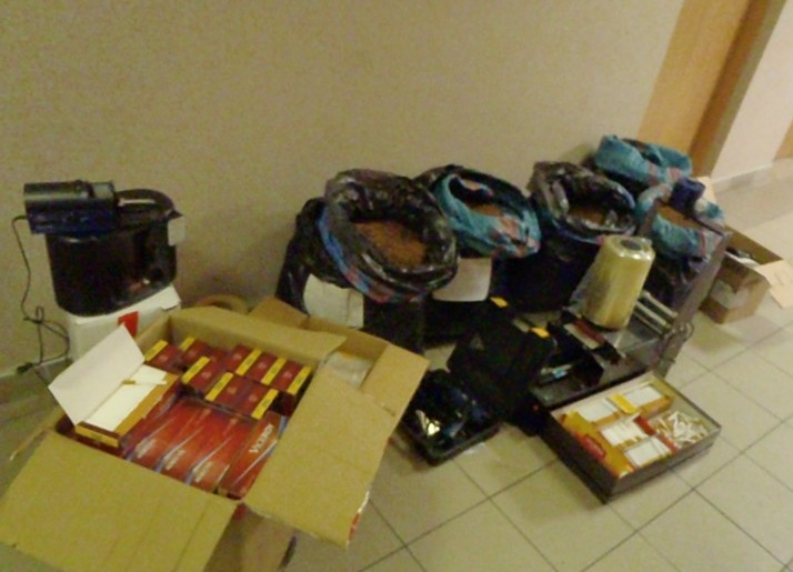 W mieszkaniu było pięć 120-litrowych worków z tytoniem (podlaska.policja.gov.pl)