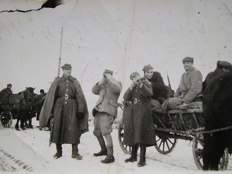 Milicyjny patrol w terenie, w okolicach Sokółki. Rok 1945 lub 1946