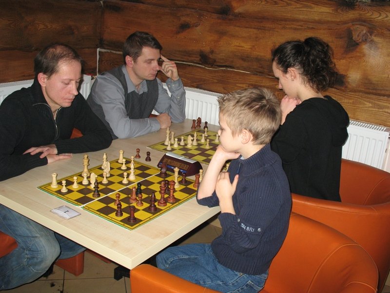 W turnieju rywalizowali młodsi i starsi szachiści 