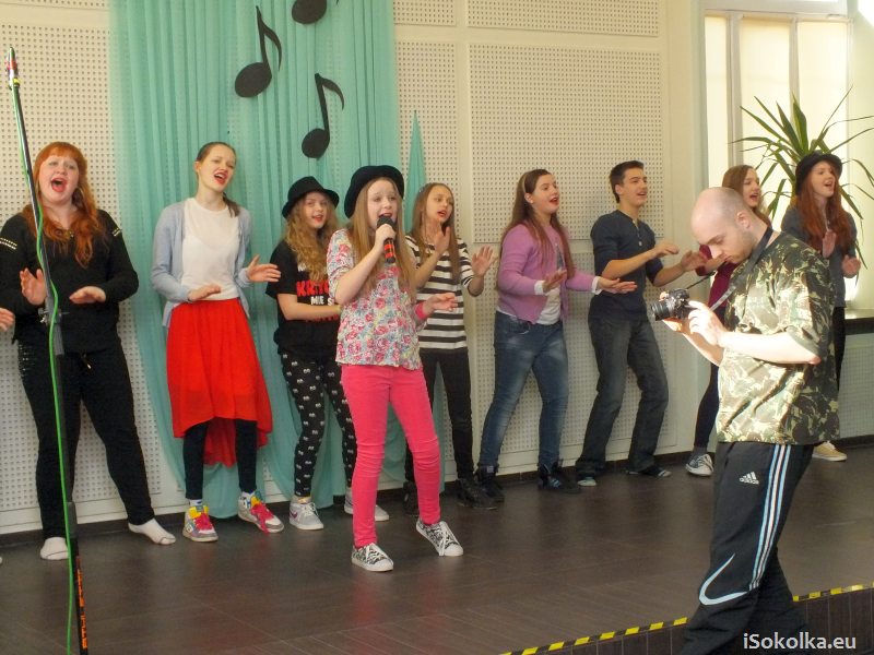 Młodzi wykonawcy zachęcali publiczność do wspólnego śpiewania (iSokolka.eu)