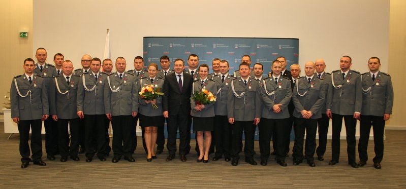 Policjanci otrzymali medale z rąk ministra spraw wewnętrznych (policja.pl)