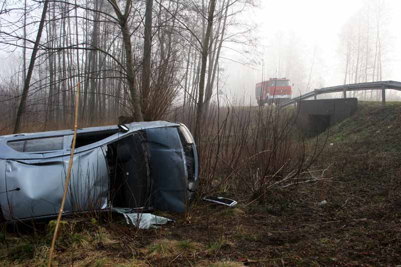 W piątek pod Bagnami dachował samochód (OSP Suchowola)