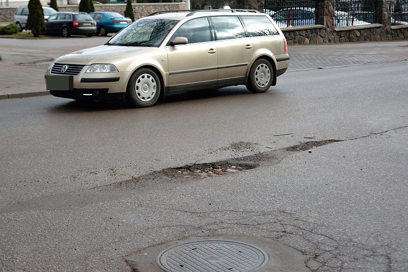 Dziura u zbiegu ulic Ściegiennego i Mickiewicza w Sokółce (iSokolka.eu)
