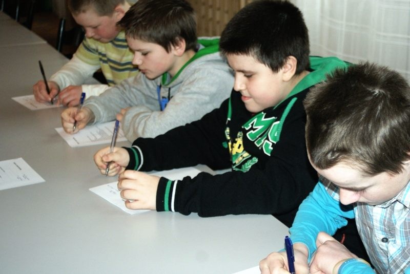 Młodzi ludzie musieli rozwiązać test (MGOK w Dąbrowie Białostockiej)