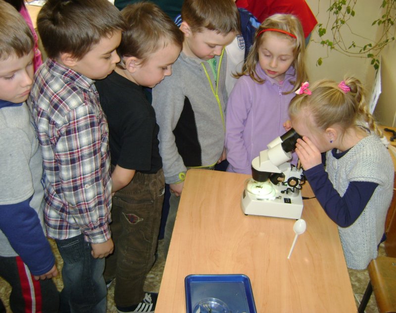 Dzieci badały próbki pod mikroskopem (SP w Boguszach)
