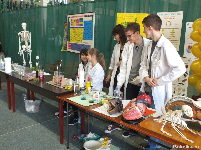 Uczniowie przygotowali m.in. pokaz doświadczeń chemicznych (iSokolka.eu)