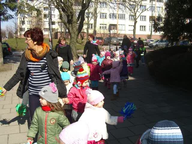 Dzieci przeszły przez Sokółkę w radosnym korowodzie (PS Nr 1 w Sokółce)