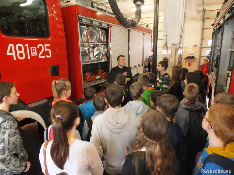 Młodzi ludzie obejrzeli tez sprzęt strażacki (iSokolka.eu)