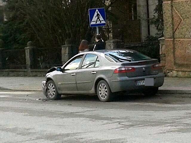 Renault po kraksie na ulicy Wyszyńskiego w Sokółce (Czytelnik)