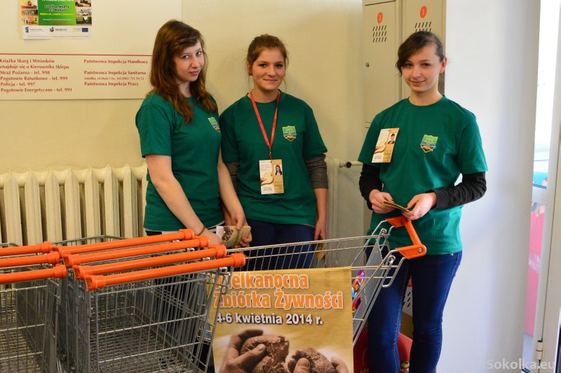 Uczennice ZSR w Sokółce prowadziły zbiórkę w sklepie na Osiedlu Centrum (iSokolka.eu)