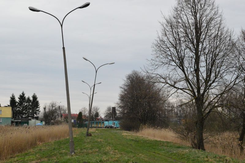 Słupy stoją na grobli między jeziorem a linią kolejową (iSokolka.eu)