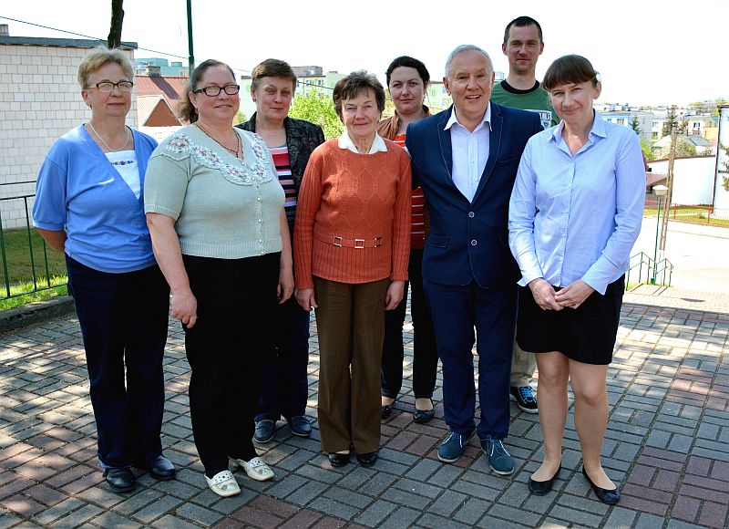 Andrzej Fetliński (trzeci z prawej) i producenci klinka spotkali się w Dąbrowie (iSokolka.eu)