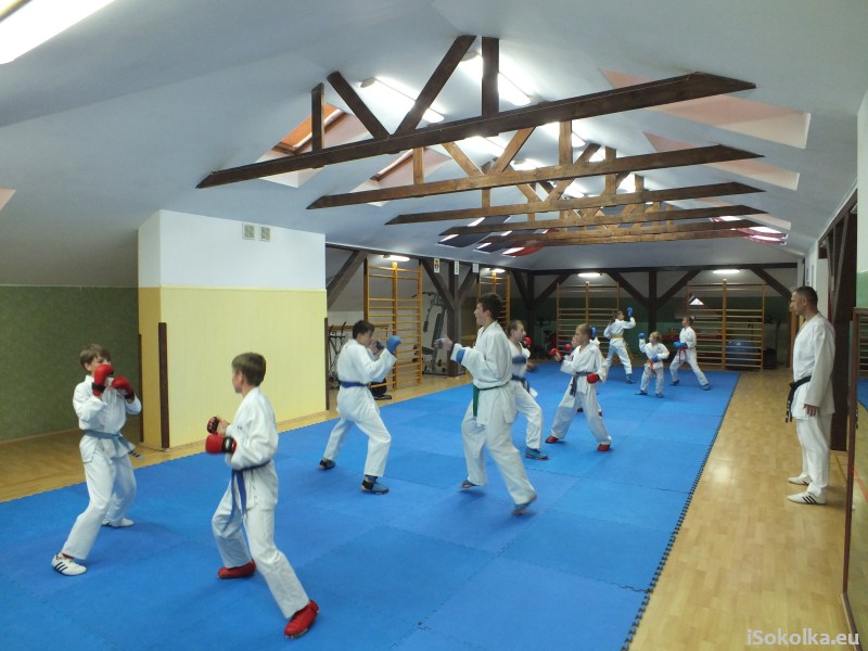 Młodzi karatecy trenują w Sokółce pod okiem Marka Ołowskiego (iSokolka.eu)
