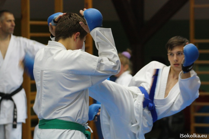 Młodzi ludzie podczas treningu karate (iSokolka.eu)