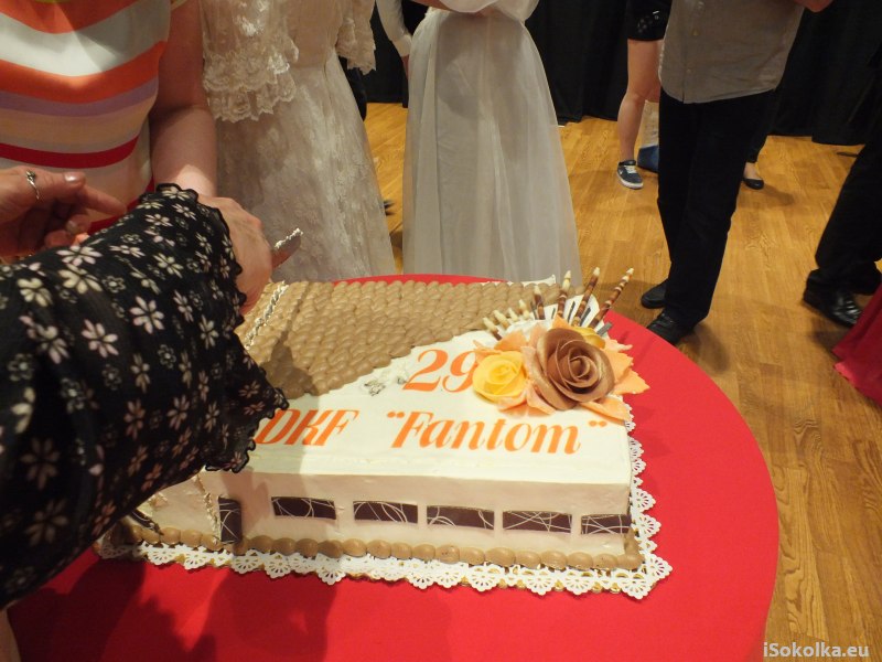 Goście mogli spróbować urodzinowego tortu (iSokolka.eu)