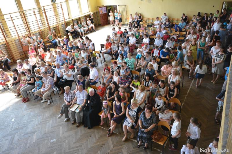 Występy artystyczne odbywały się w sali gimnastycznej ZSO (iSokolka.eu)