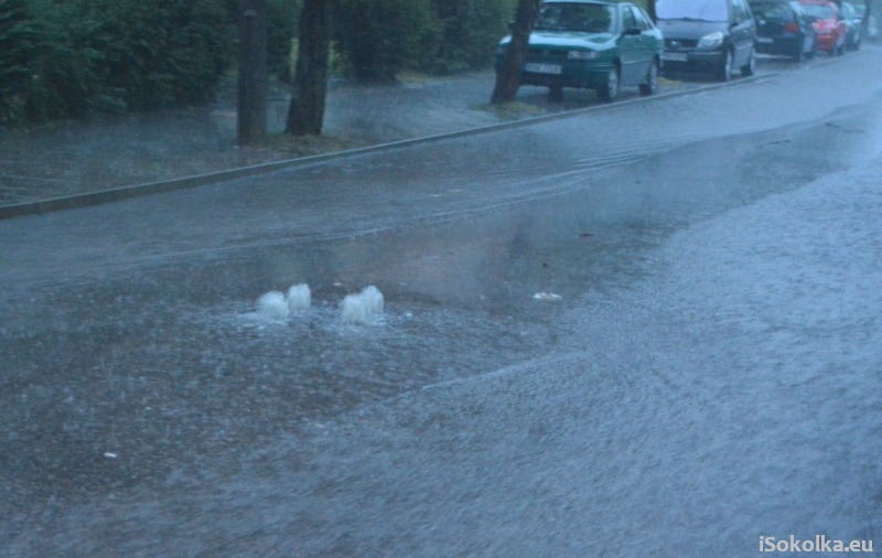 Woda wydostaje się ze studzienki podczas ulewy 2 czerwca w Sokółce (iSokolka.eu)