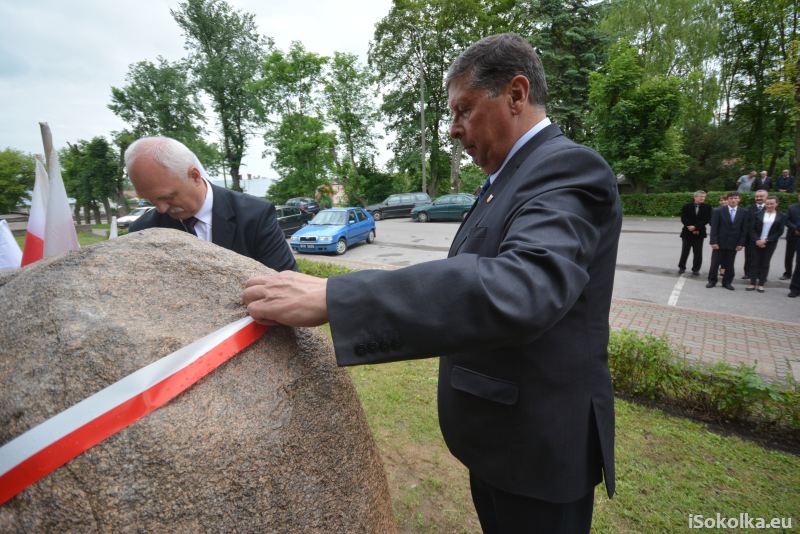 Nowy pomnik odsłonili burmistrz Dąbrowy Białostockiej i starosta sokólski (iSokolka.eu)