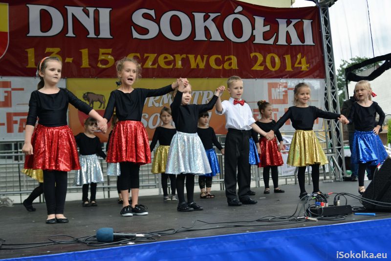Młodzi tancerze na scenie (iSokolka.eu)